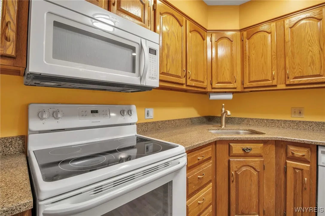 5861 Goodrich Road 3d, Clarence, New York 14032, Clarence, New York 14032, 2 Bedrooms Bedrooms, 10 Rooms Rooms,2 BathroomsBathrooms,Residential,Closed,5861 Goodrich Road 3d, Clarence, New York 14032,0,B1577516