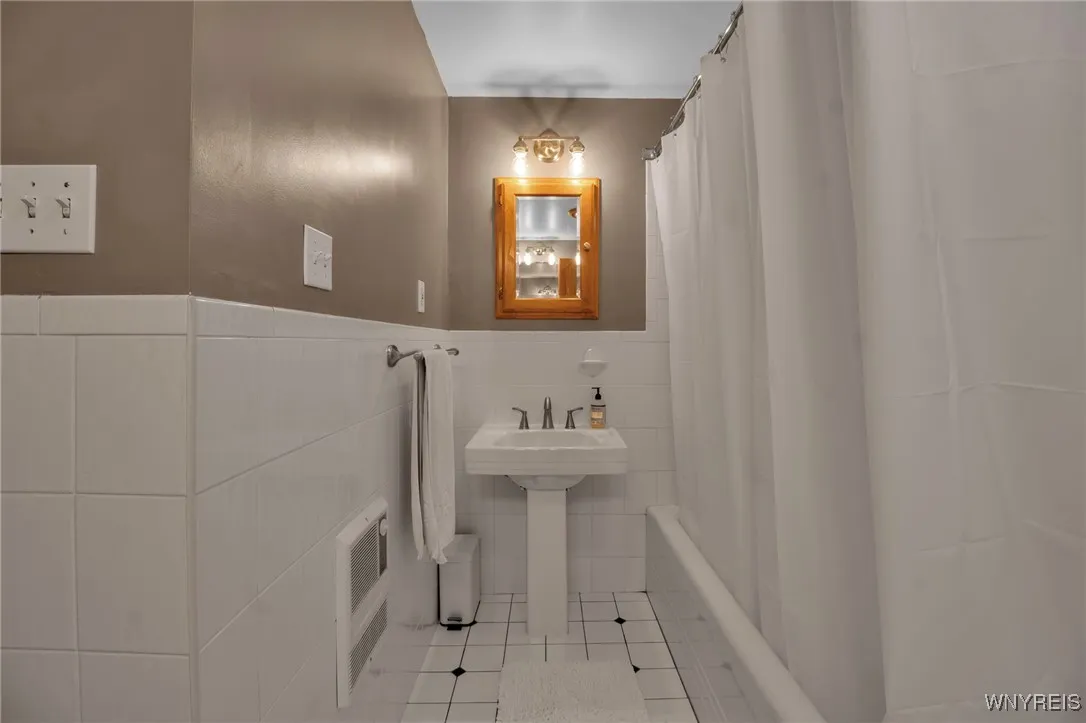 56 Wardman Road, Tonawanda-town, New York 14217, Tonawanda, New York 14217, 3 Bedrooms Bedrooms, 8 Rooms Rooms,1 BathroomBathrooms,Residential,Closed,56 Wardman Road, Tonawanda-town, New York 14217,0,B1577436