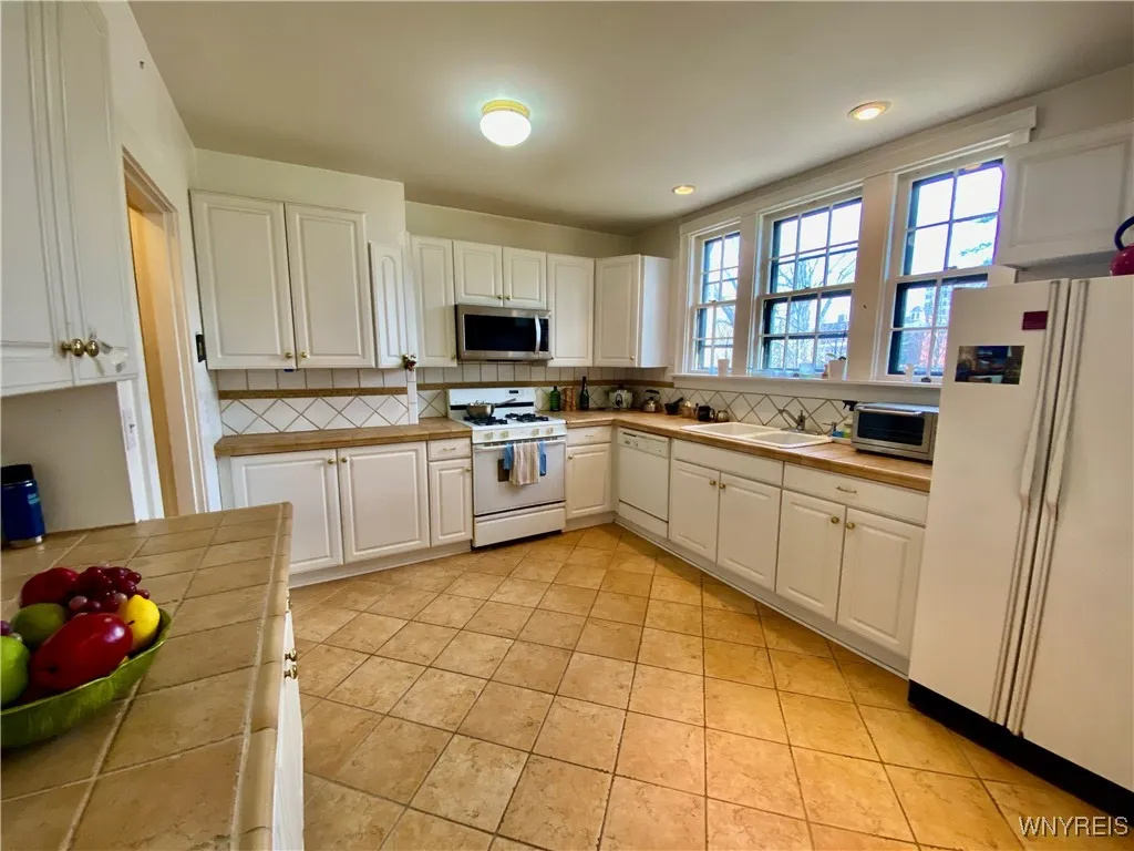 Nice bright kitchen with plenty of room for all your culinary adventures.