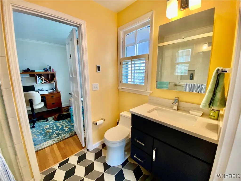 Jack & Jill bathroom between 2 of the bedrooms.