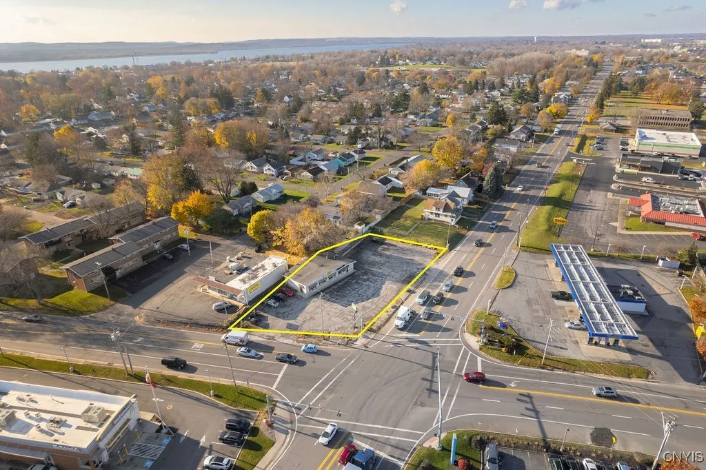This photo ONLY shows the current developed lot not the 2 next to it that are undeveloped that are included in sale