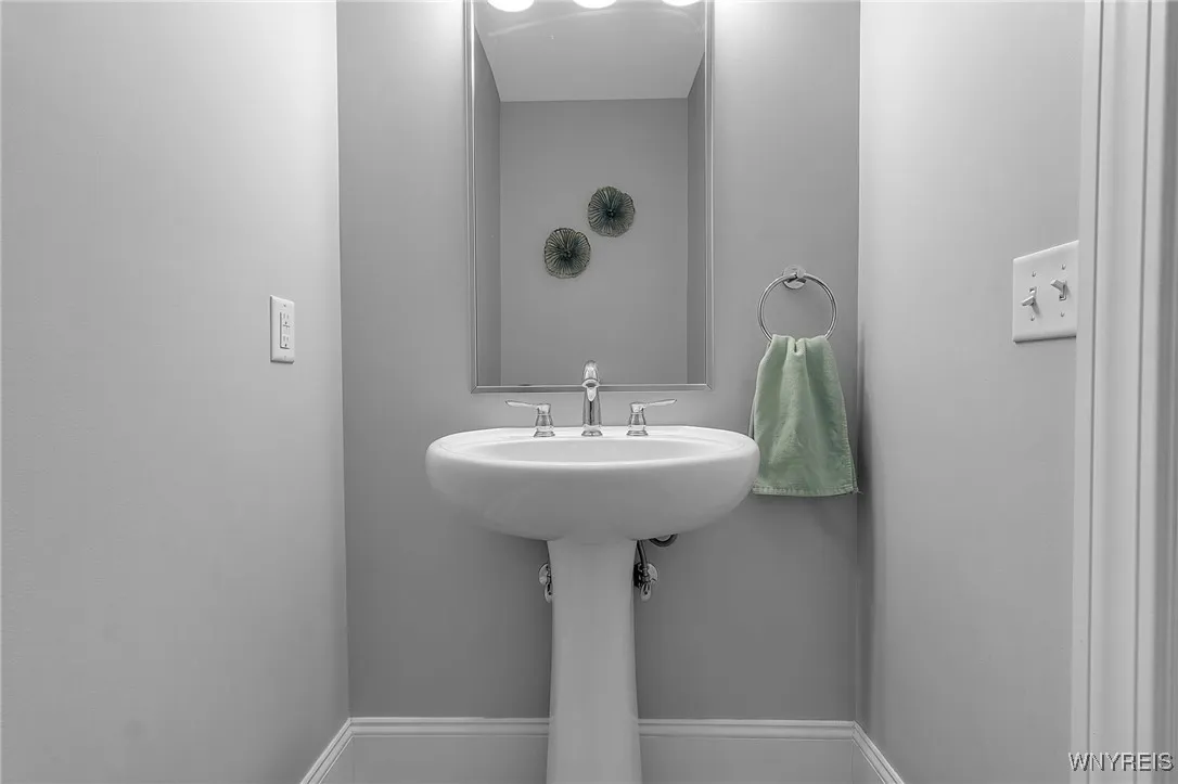 37 Ojibwa Circle, Buffalo, New York 14202, Buffalo, New York 14202, 2 Bedrooms Bedrooms, 6 Rooms Rooms,2 BathroomsBathrooms,Residential Lease,Closed,37 Ojibwa Circle, Buffalo, New York 14202,B1579023