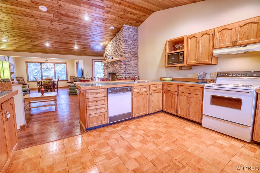 3 Creekside Village, Ellicottville, New York 14731, Ellicottville, New York 14731, 3 Bedrooms Bedrooms, 8 Rooms Rooms,2 BathroomsBathrooms,Residential,Closed,3 Creekside Village, Ellicottville, New York 14731,0,B1579607