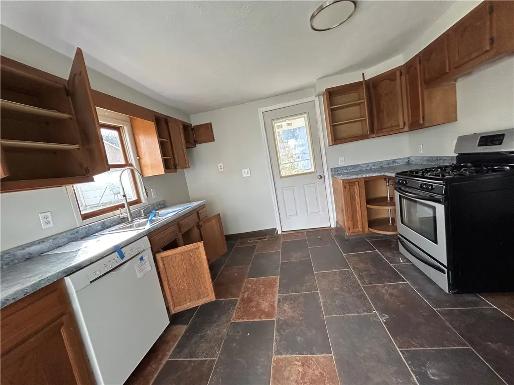 19 Jay Street, Phelps, New York 14532, Phelps, New York 14532, 3 Bedrooms Bedrooms, 9 Rooms Rooms,2 BathroomsBathrooms,Residential,Closed,19 Jay Street, Phelps, New York 14532,0,R1579770