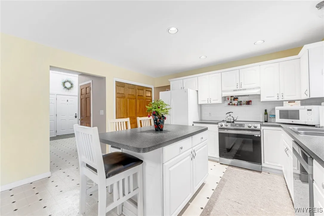 4 West Royal Hill Drive, Orchard Park, New York 14, Orchard Park, New York 14127, 4 Bedrooms Bedrooms, 9 Rooms Rooms,Residential,Closed,4 West Royal Hill Drive, Orchard Park, New York 14,0,B1579828