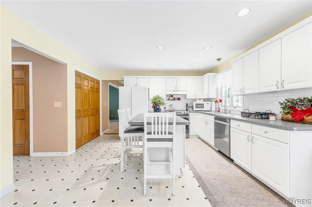 4 West Royal Hill Drive, Orchard Park, New York 14, Orchard Park, New York 14127, 4 Bedrooms Bedrooms, 9 Rooms Rooms,Residential,Closed,4 West Royal Hill Drive, Orchard Park, New York 14,0,B1579828