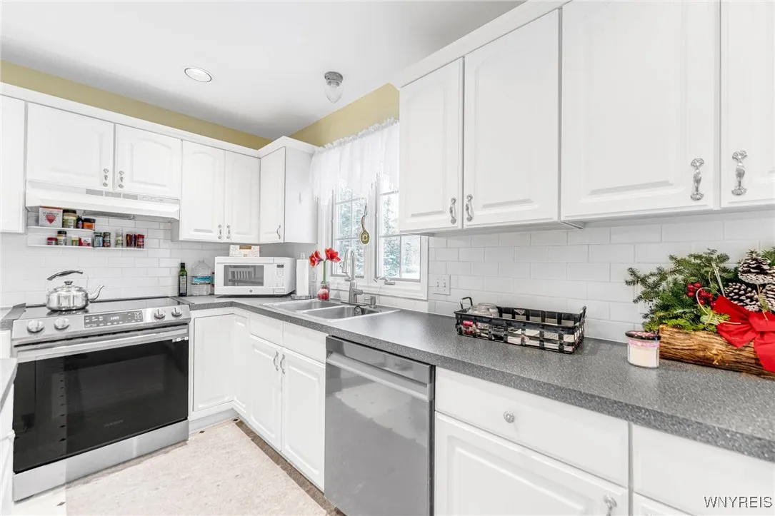 4 West Royal Hill Drive, Orchard Park, New York 14, Orchard Park, New York 14127, 4 Bedrooms Bedrooms, 9 Rooms Rooms,Residential,Closed,4 West Royal Hill Drive, Orchard Park, New York 14,0,B1579828