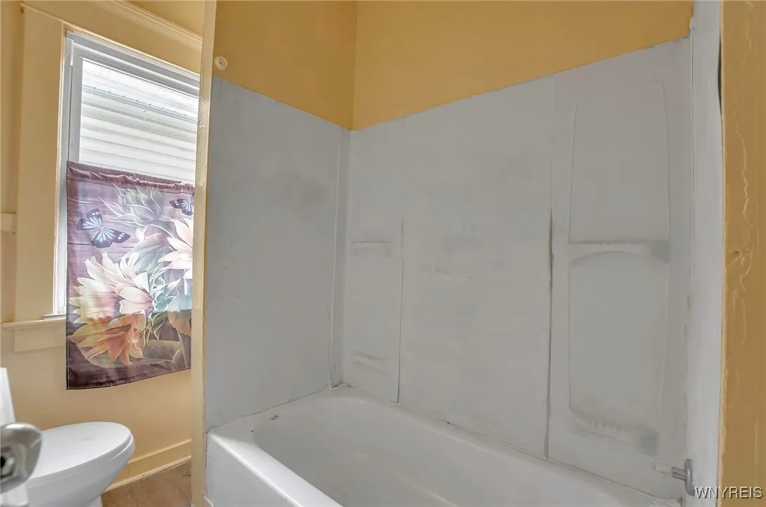 17 Wyandotte Avenue, Buffalo, New York 14207, Buffalo, New York 14207, 2 Bedrooms Bedrooms, 6 Rooms Rooms,1 BathroomBathrooms,Residential Lease,Closed,17 Wyandotte Avenue, Buffalo, New York 14207,0,B1580420