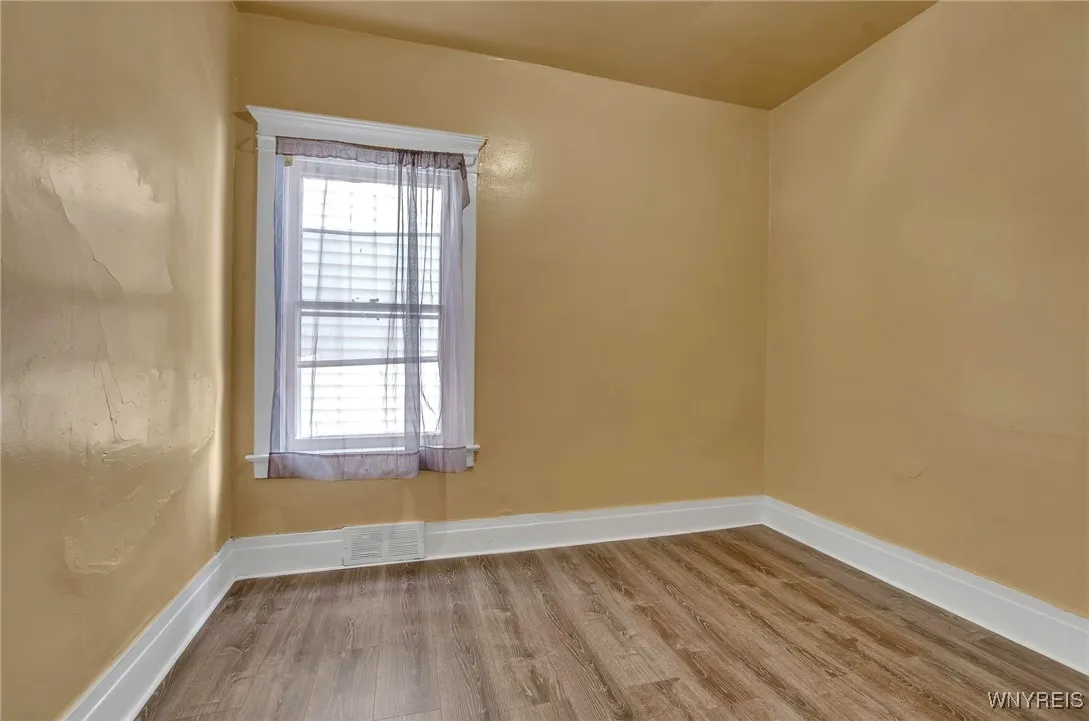 17 Wyandotte Avenue, Buffalo, New York 14207, Buffalo, New York 14207, 2 Bedrooms Bedrooms, 6 Rooms Rooms,1 BathroomBathrooms,Residential Lease,Closed,17 Wyandotte Avenue, Buffalo, New York 14207,0,B1580420