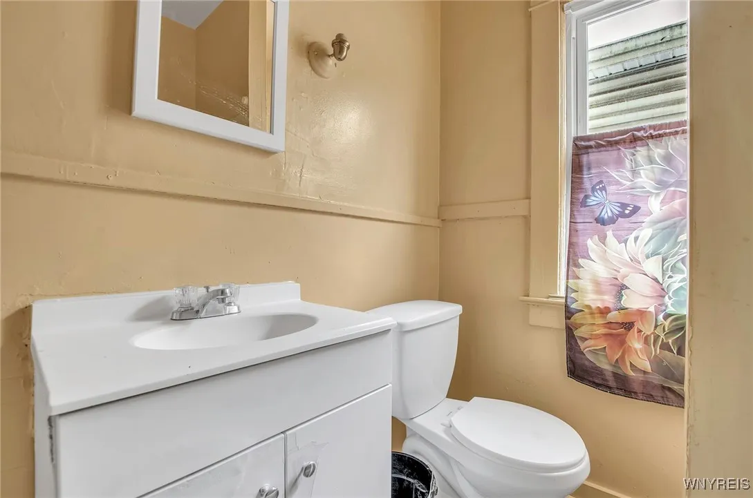 17 Wyandotte Avenue, Buffalo, New York 14207, Buffalo, New York 14207, 2 Bedrooms Bedrooms, 6 Rooms Rooms,1 BathroomBathrooms,Residential Lease,Closed,17 Wyandotte Avenue, Buffalo, New York 14207,0,B1580420