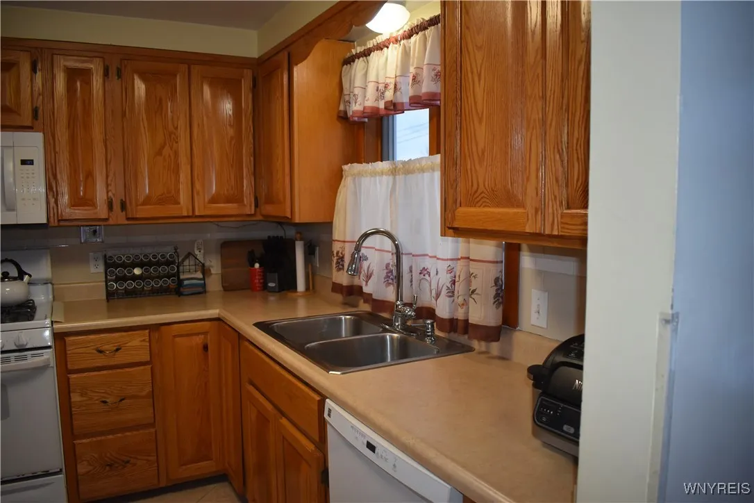 85 Hilton Boulevard, Amherst, New York 14226, Amherst, New York 14226, 3 Bedrooms Bedrooms, 5 Rooms Rooms,1 BathroomBathrooms,Residential,Closed,85 Hilton Boulevard, Amherst, New York 14226,0,B1580704