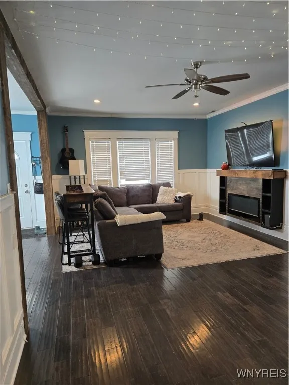 Living Room w/ entry way