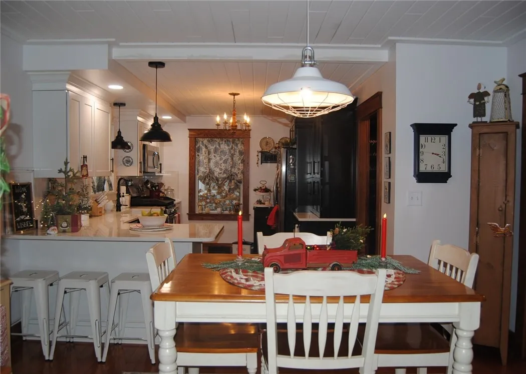 dining room to kitchen