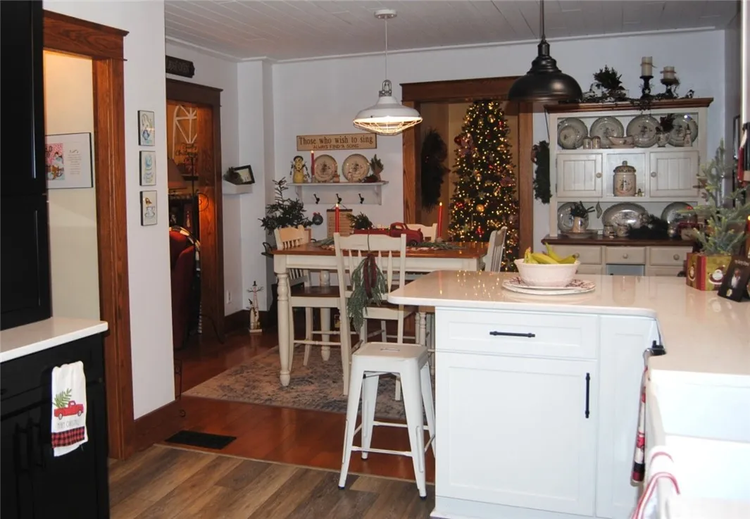 kitchen/dining room to the great room