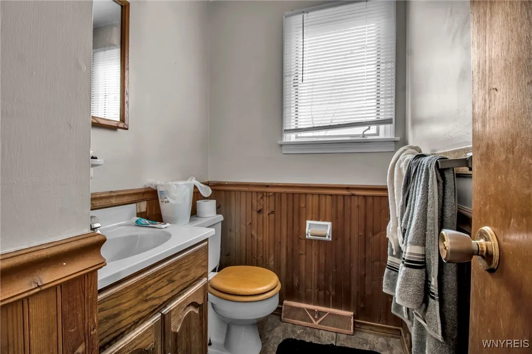 125 Sudbury Lane, Amherst, New York 14221, Amherst, New York 14221, 4 Bedrooms Bedrooms, 12 Rooms Rooms,1 BathroomBathrooms,Residential,Closed,125 Sudbury Lane, Amherst, New York 14221,0,B1581128