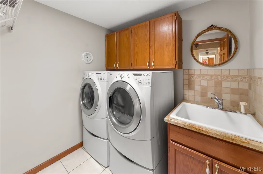 8943 Amy Leigh Lane, Clarence, New York 14032, Clarence, New York 14032, 3 Bedrooms Bedrooms, 6 Rooms Rooms,2 BathroomsBathrooms,Residential,Closed,8943 Amy Leigh Lane, Clarence, New York 14032,0,B1581373