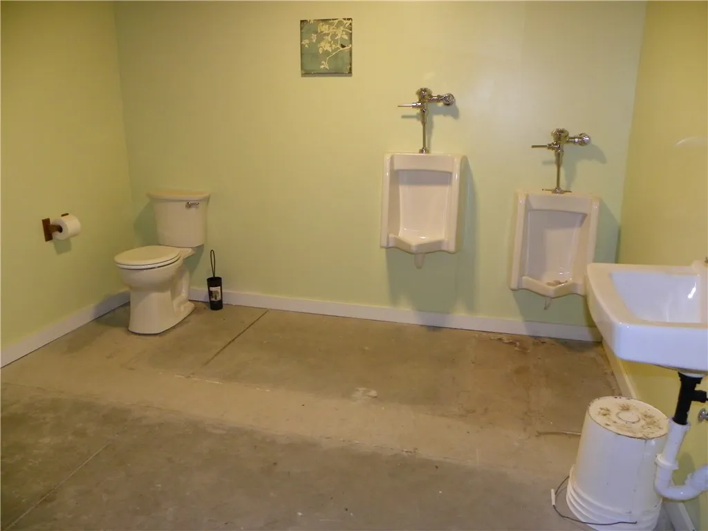 Men's 1/2 bath