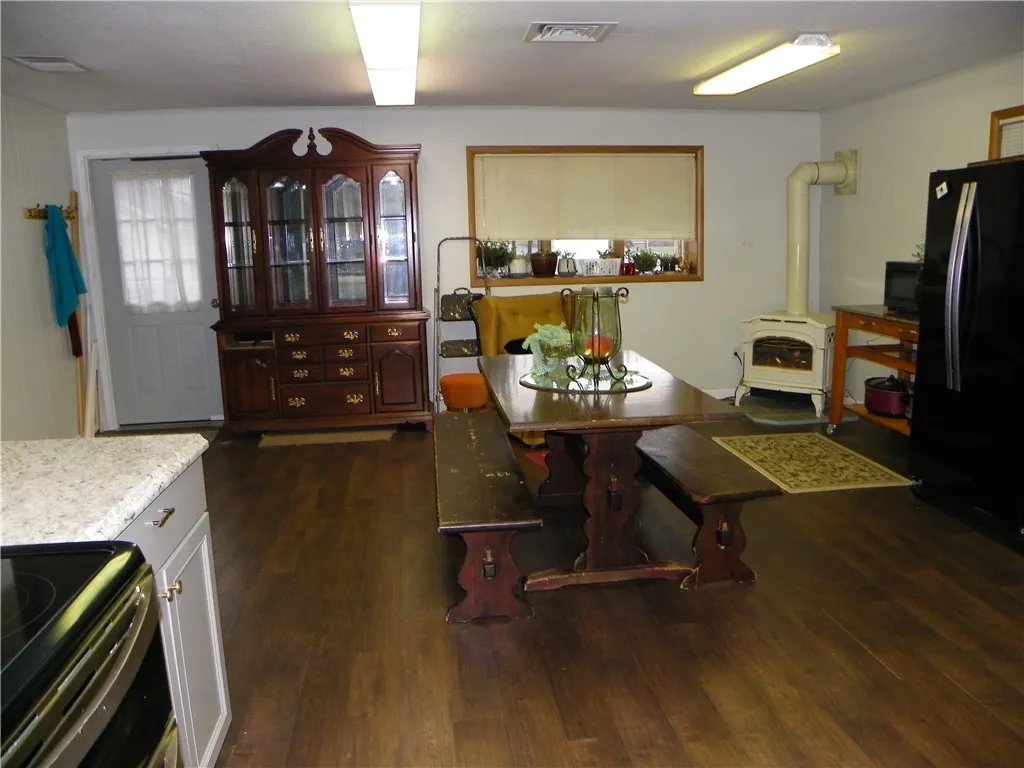 Side door w ramp to dining room