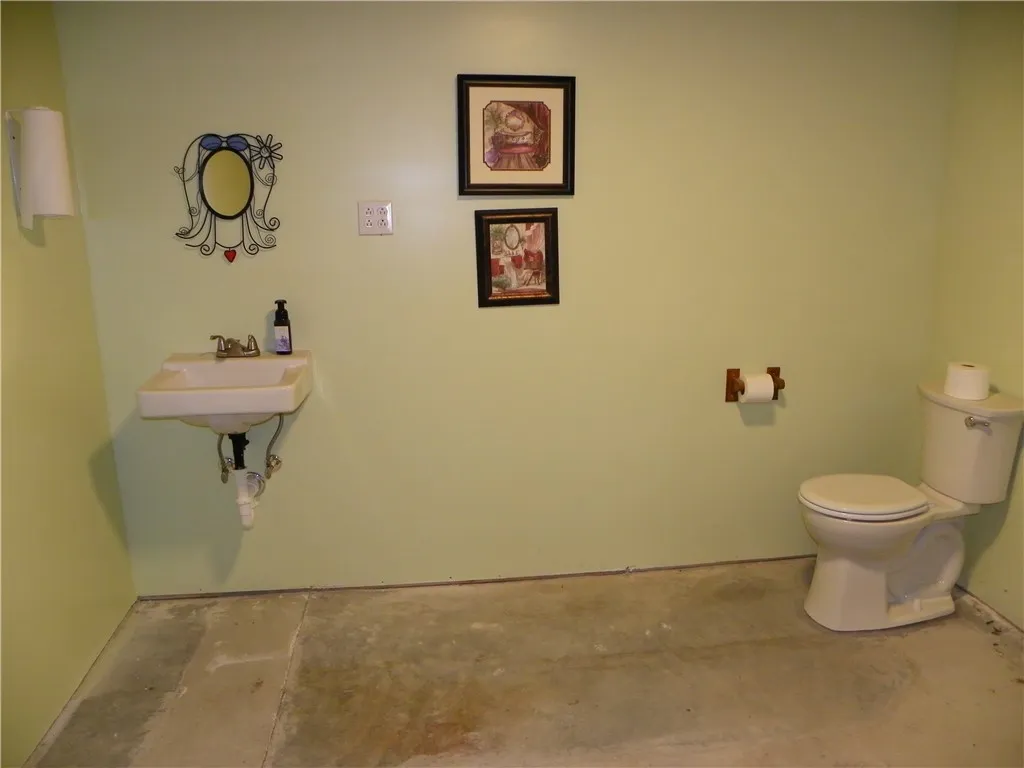 Women's 1/2 Bath