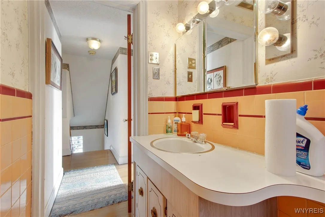 2025 Clinton Street, Buffalo, New York 14206, Buffalo, New York 14206, 4 Bedrooms Bedrooms, 8 Rooms Rooms,2 BathroomsBathrooms,Residential,Closed,2025 Clinton Street, Buffalo, New York 14206,0,B1581381