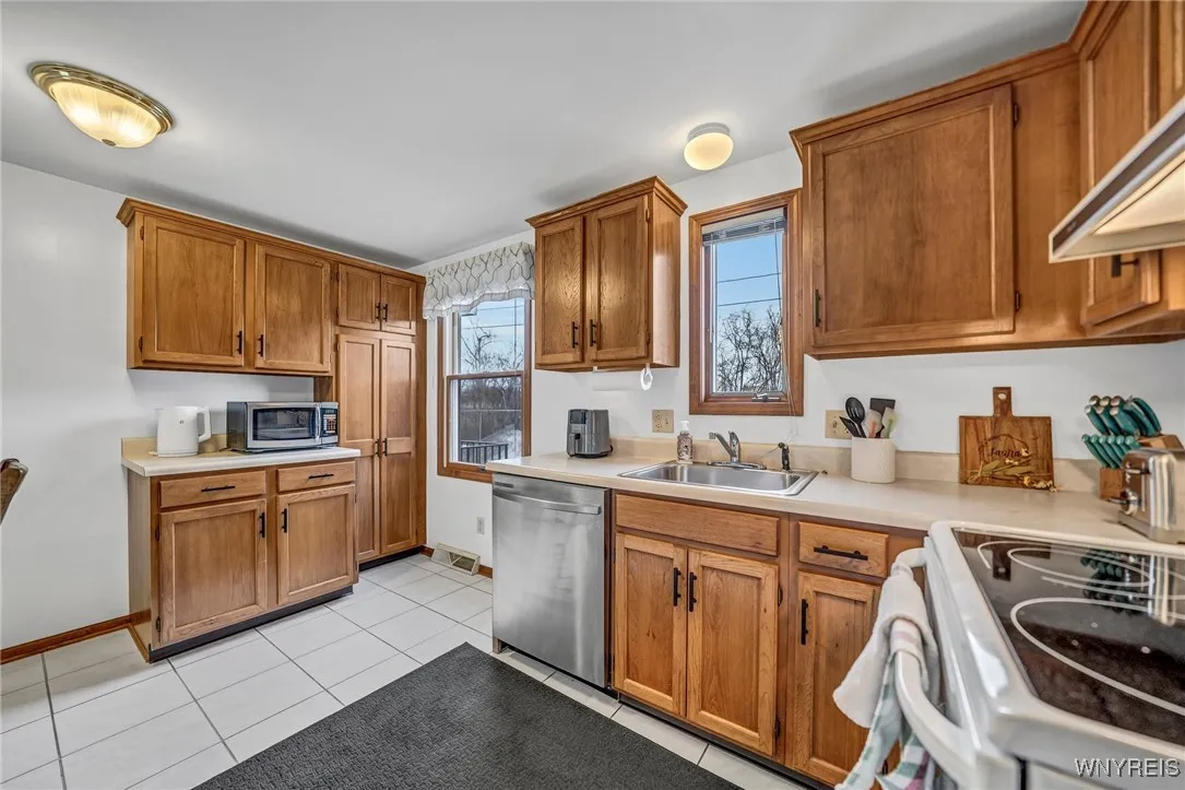 553 Burroughs Drive, Amherst, New York 14226, Amherst, New York 14226, 2 Bedrooms Bedrooms, 6 Rooms Rooms,2 BathroomsBathrooms,Residential,Closed,553 Burroughs Drive, Amherst, New York 14226,0,B1581521