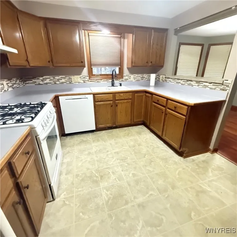 24 In The Woods Lane, West Seneca, New York 14224, West Seneca, New York 14224, 3 Bedrooms Bedrooms, 6 Rooms Rooms,1 BathroomBathrooms,Residential,Closed,24 In The Woods Lane, West Seneca, New York 14224,0,B1581745