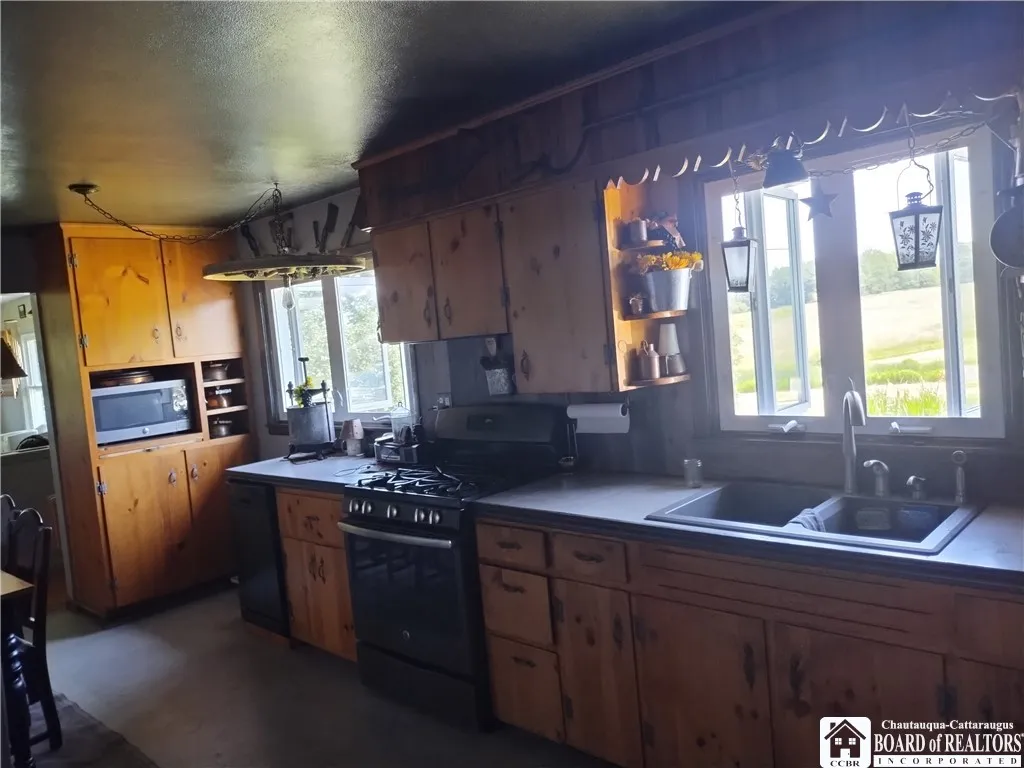 Kitchen to front yard