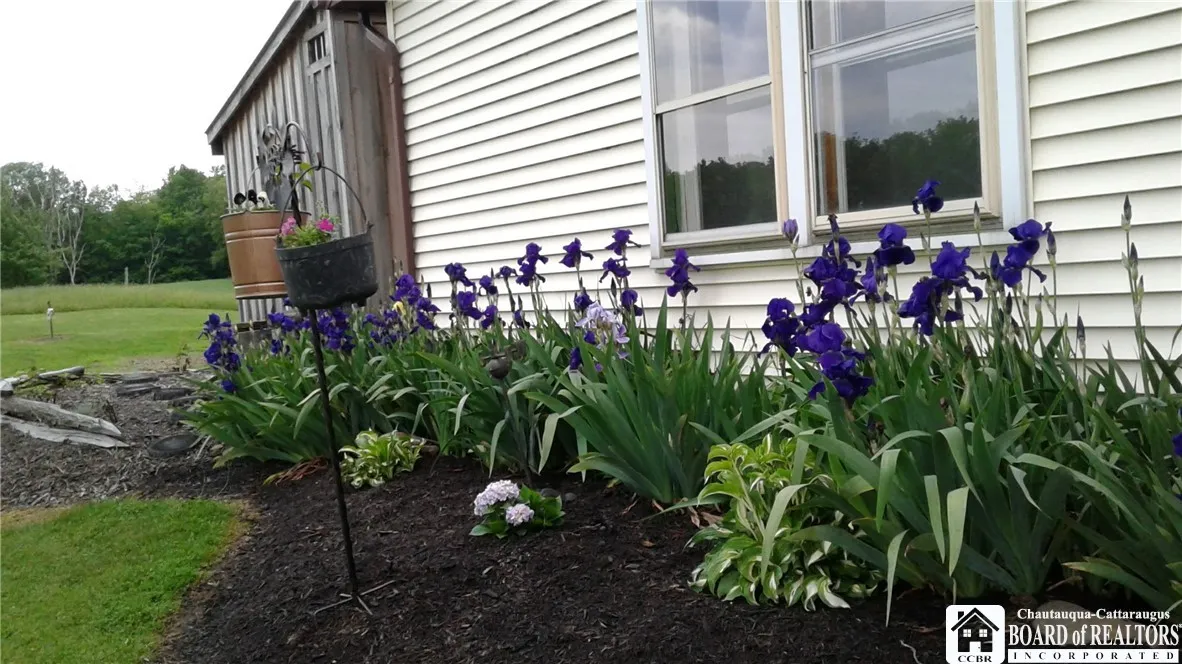 Summer flower to garage end of house