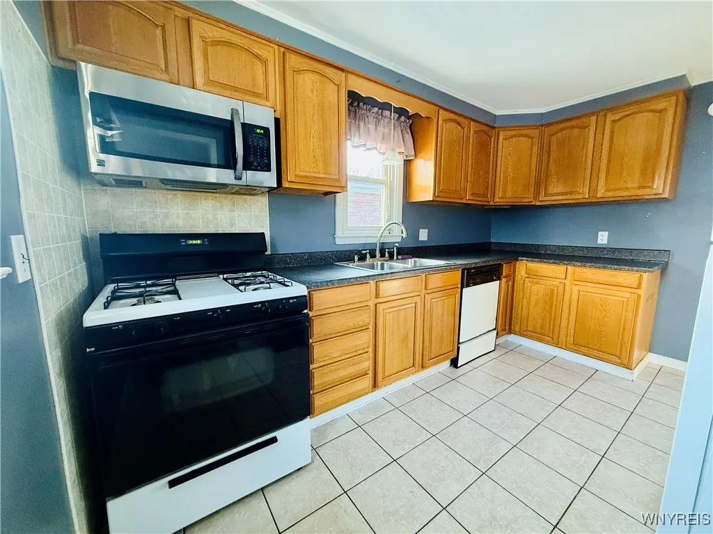 39 Emerson Drive, Amherst, New York 14226, Amherst, New York 14226, 3 Bedrooms Bedrooms, 6 Rooms Rooms,1 BathroomBathrooms,Residential,Closed,39 Emerson Drive, Amherst, New York 14226,0,B1580702
