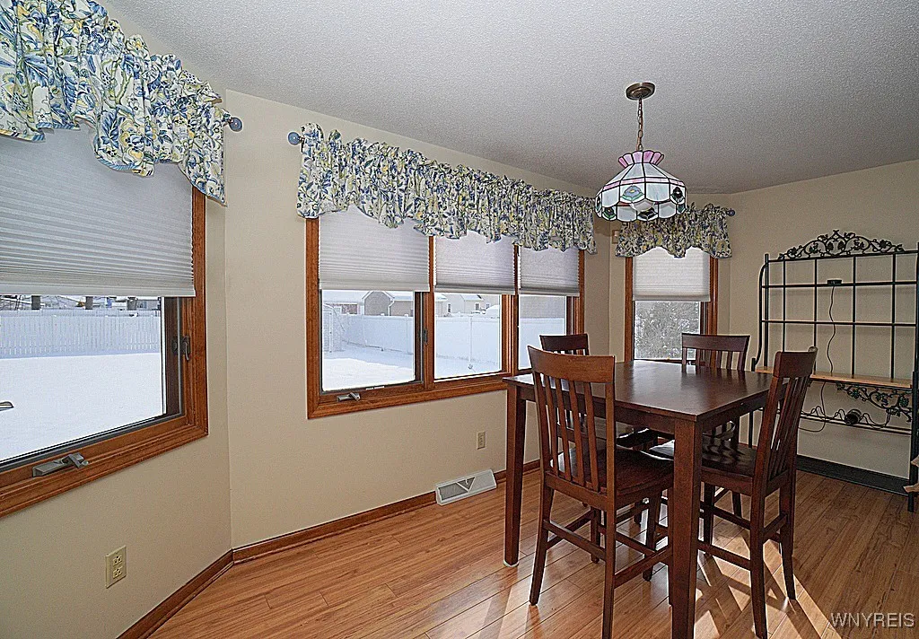 321 Daniel Drive, North Tonawanda, New York 14120, North Tonawanda, New York 14120, 4 Bedrooms Bedrooms, 8 Rooms Rooms,2 BathroomsBathrooms,Residential,Closed,321 Daniel Drive, North Tonawanda, New York 14120,0,B1582490