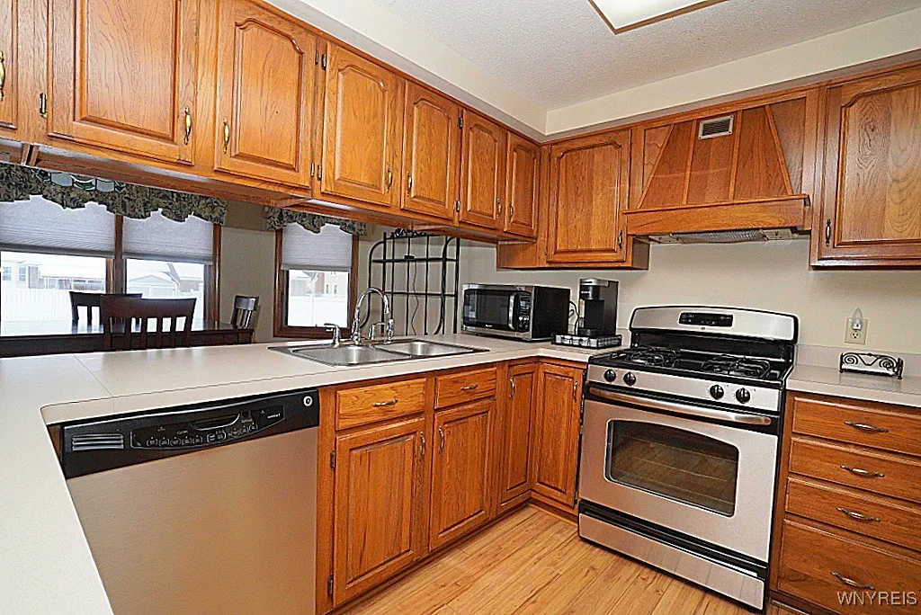 321 Daniel Drive, North Tonawanda, New York 14120, North Tonawanda, New York 14120, 4 Bedrooms Bedrooms, 8 Rooms Rooms,2 BathroomsBathrooms,Residential,Closed,321 Daniel Drive, North Tonawanda, New York 14120,0,B1582490