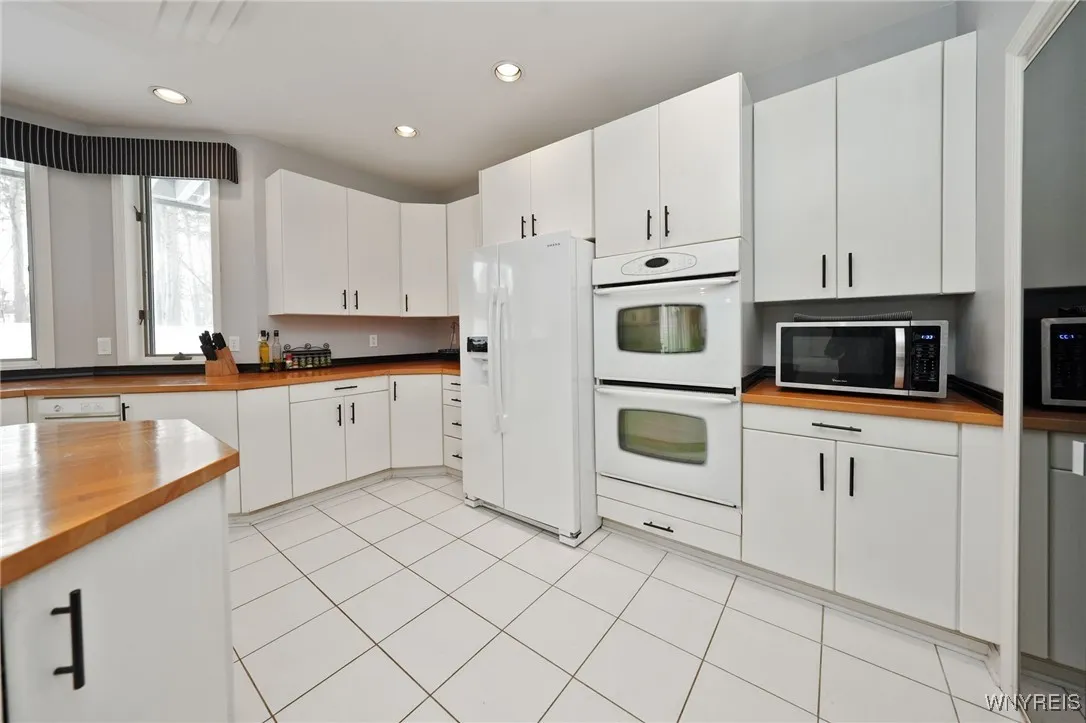 21 Lakeridge Drive, Orchard Park, New York 14127, Orchard Park, New York 14127, 3 Bedrooms Bedrooms, 12 Rooms Rooms,2 BathroomsBathrooms,Residential,Closed,21 Lakeridge Drive, Orchard Park, New York 14127,0,B1582606