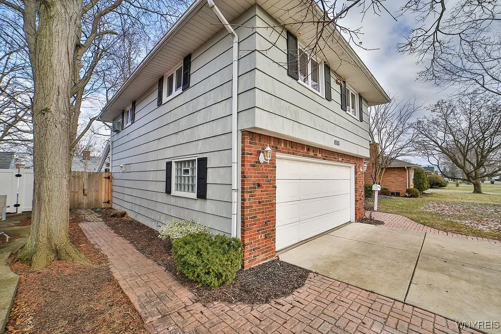1525 Red Jacket Road, Grand Island, New York 14072, Grand Island, New York 14072, 3 Bedrooms Bedrooms, 11 Rooms Rooms,1 BathroomBathrooms,Residential,Closed,1525 Red Jacket Road, Grand Island, New York 14072,0,B1579205