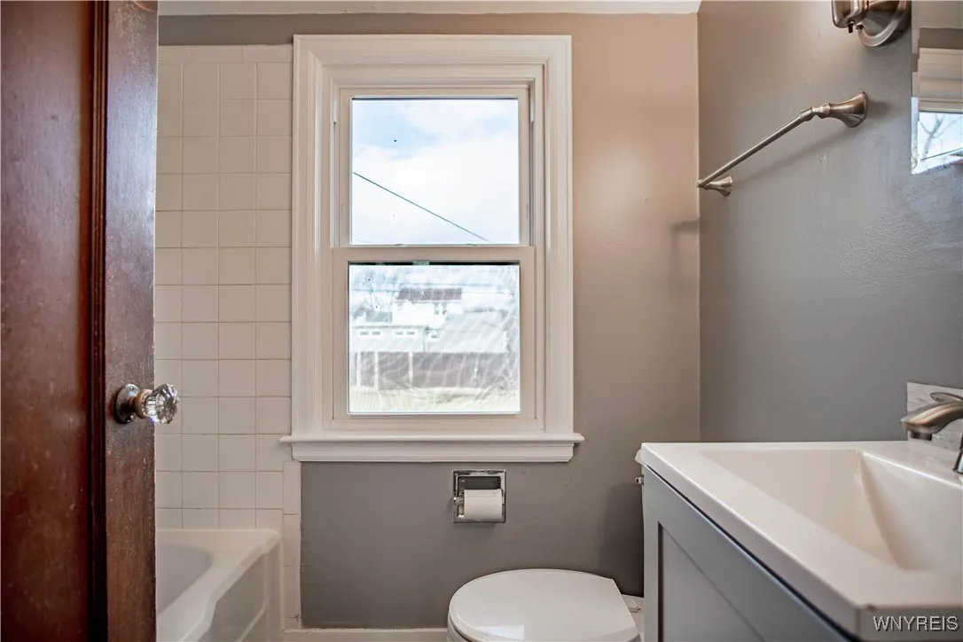 LEFT SIDE FULL BATH