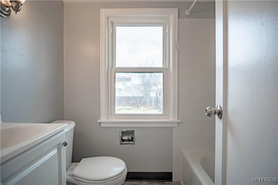 RIGHT SIDE FULL BATH