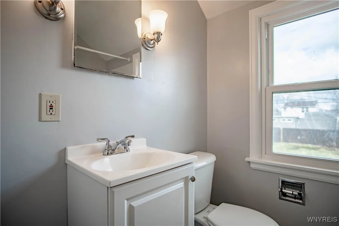 RIGHT SIDE FULL BATH