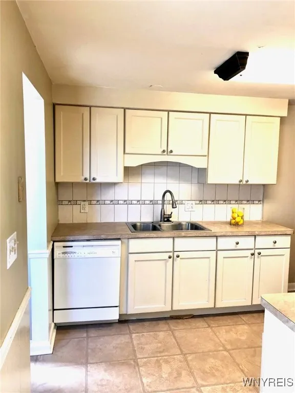 49 Glenside Avenue, Tonawanda-town, New York 14223, Tonawanda, New York 14223, 6 Bedrooms Bedrooms, ,2 BathroomsBathrooms,Residential,Closed,49 Glenside Avenue, Tonawanda-town, New York 14223,0,B1583361