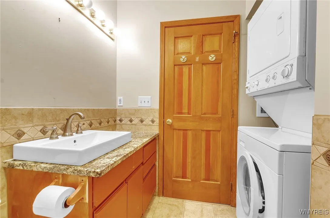 9400 Wehrle Drive Right, Clarence, New York 14031, Clarence, New York 14031, 2 Bedrooms Bedrooms, 6 Rooms Rooms,2 BathroomsBathrooms,Residential Lease,Closed,9400 Wehrle Drive Right, Clarence, New York 14031,0,B1583475