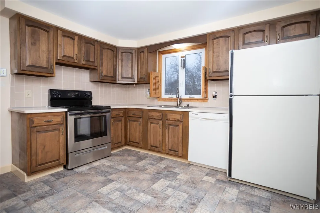 6321 Goodrich Road, Clarence, New York 14032, Clarence, New York 14032, 3 Bedrooms Bedrooms, 7 Rooms Rooms,1 BathroomBathrooms,Residential,Closed,6321 Goodrich Road, Clarence, New York 14032,0,B1582499