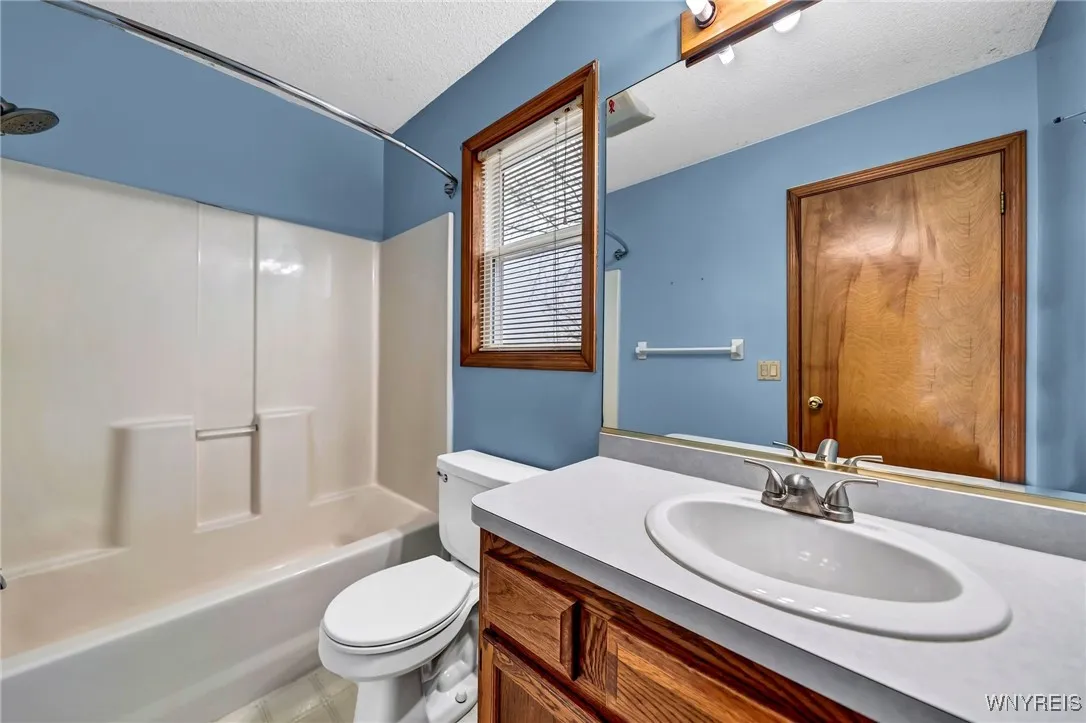 Upstairs full bath.