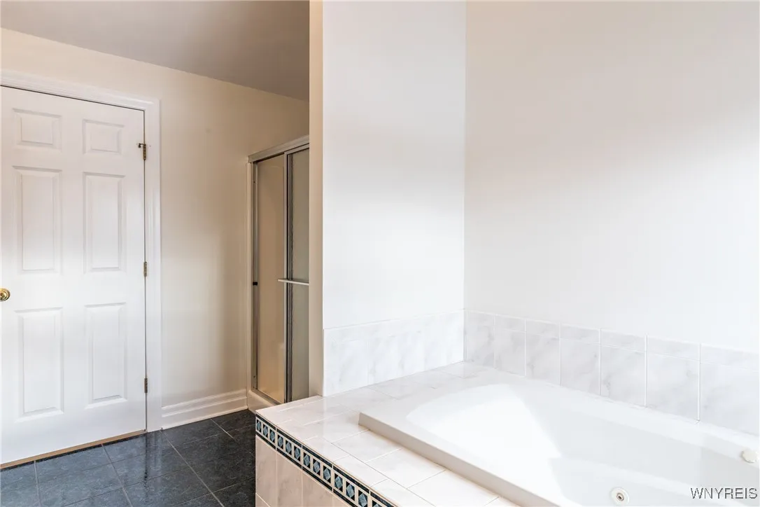 Large soaking jet tub.