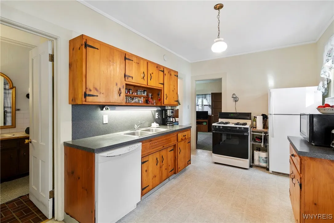 306 Oakwood Avenue, Aurora, New York 14052, Aurora, New York 14052, 5 Bedrooms Bedrooms, 10 Rooms Rooms,2 BathroomsBathrooms,Residential,Closed,306 Oakwood Avenue, Aurora, New York 14052,0,B1582653