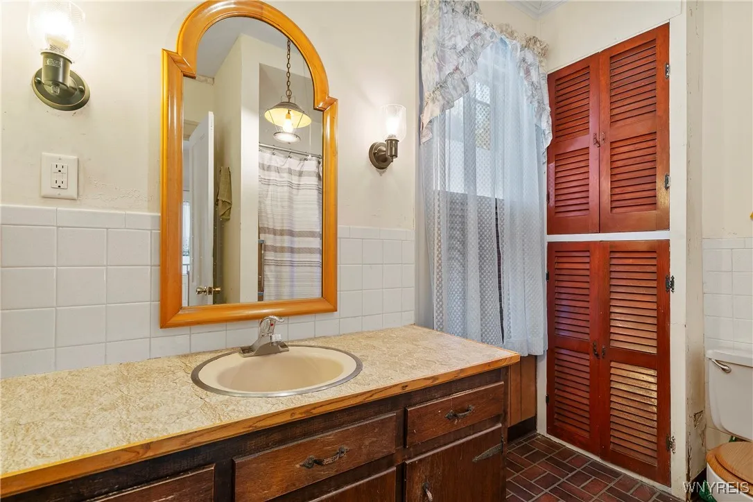 306 Oakwood Avenue, Aurora, New York 14052, Aurora, New York 14052, 5 Bedrooms Bedrooms, 10 Rooms Rooms,2 BathroomsBathrooms,Residential,Closed,306 Oakwood Avenue, Aurora, New York 14052,0,B1582653