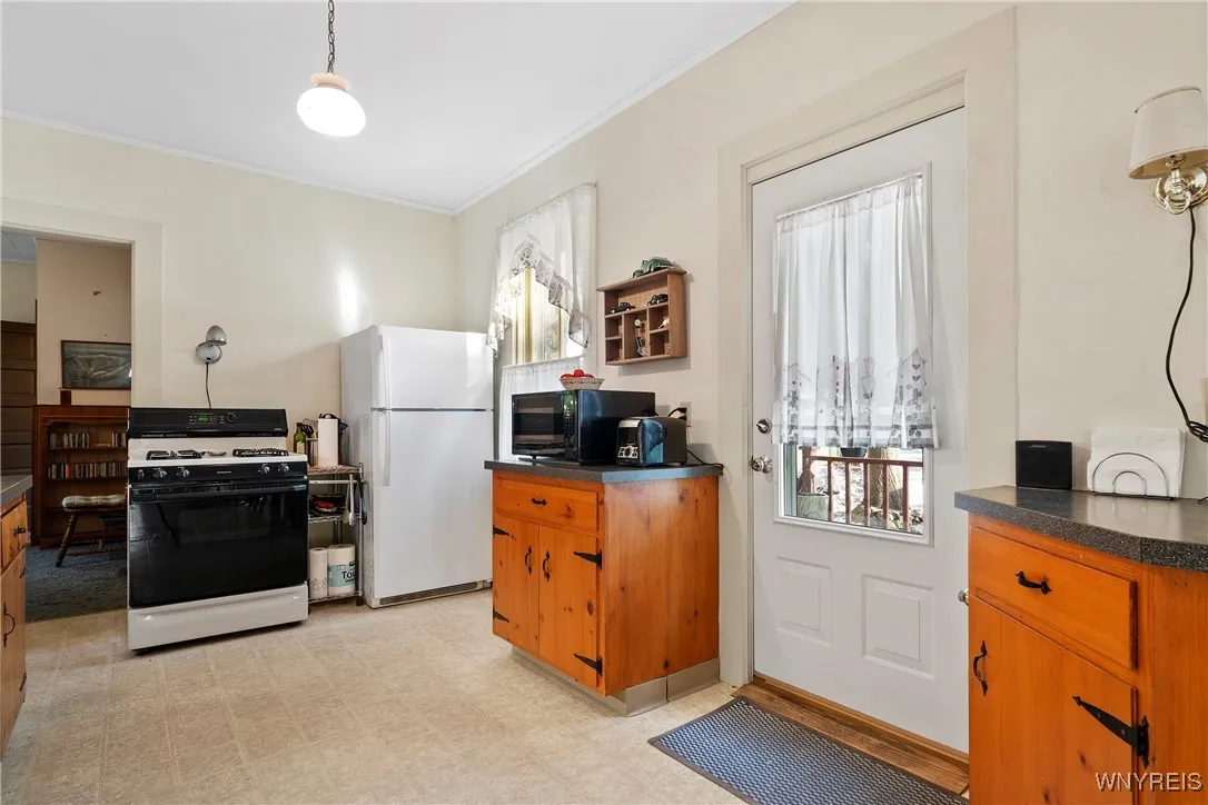 306 Oakwood Avenue, Aurora, New York 14052, Aurora, New York 14052, 5 Bedrooms Bedrooms, 10 Rooms Rooms,2 BathroomsBathrooms,Residential,Closed,306 Oakwood Avenue, Aurora, New York 14052,0,B1582653
