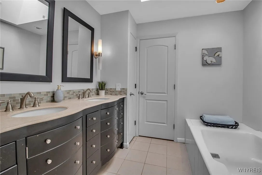 209 Deer Run, Amherst, New York 14221, Amherst, New York 14221, 4 Bedrooms Bedrooms, 11 Rooms Rooms,2 BathroomsBathrooms,Residential,Closed,209 Deer Run, Amherst, New York 14221,0,B1584366