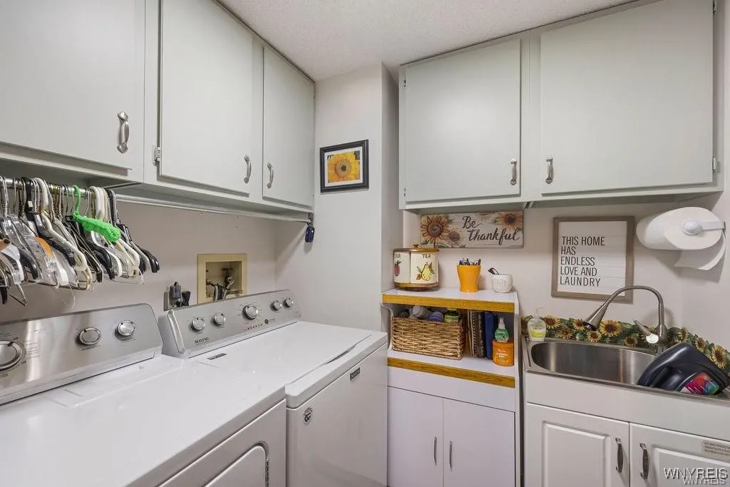 138 Dimatteo Drive, North Tonawanda, New York 1412, North Tonawanda, New York 14120, 3 Bedrooms Bedrooms, 9 Rooms Rooms,2 BathroomsBathrooms,Residential,Closed,138 Dimatteo Drive, North Tonawanda, New York 1412,0,B1584559