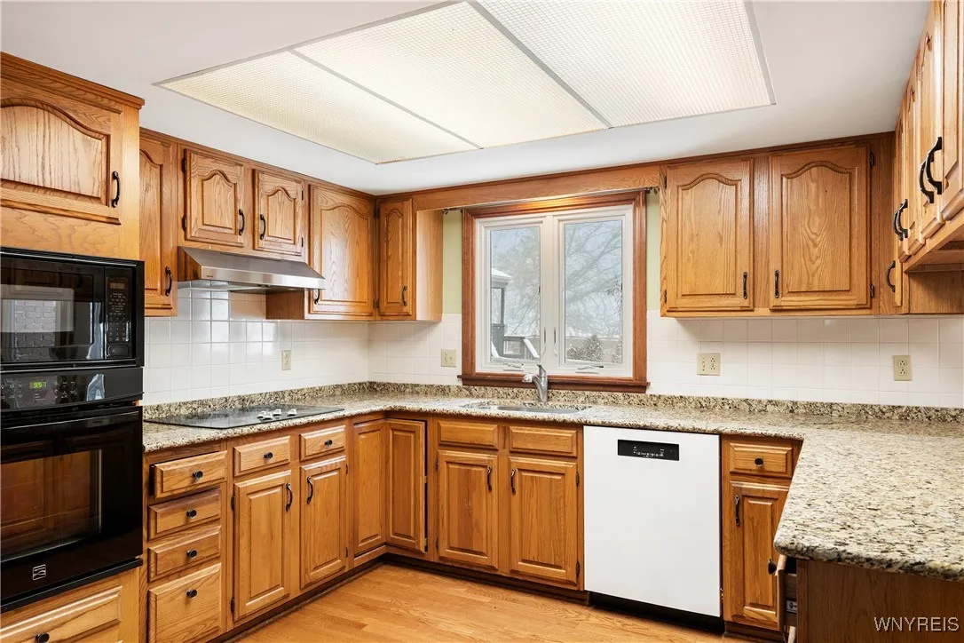 25 Fox Chapel Drive, Orchard Park, New York 14127, Orchard Park, New York 14127, 4 Bedrooms Bedrooms, 11 Rooms Rooms,2 BathroomsBathrooms,Residential,Closed,25 Fox Chapel Drive, Orchard Park, New York 14127,0,B1584458