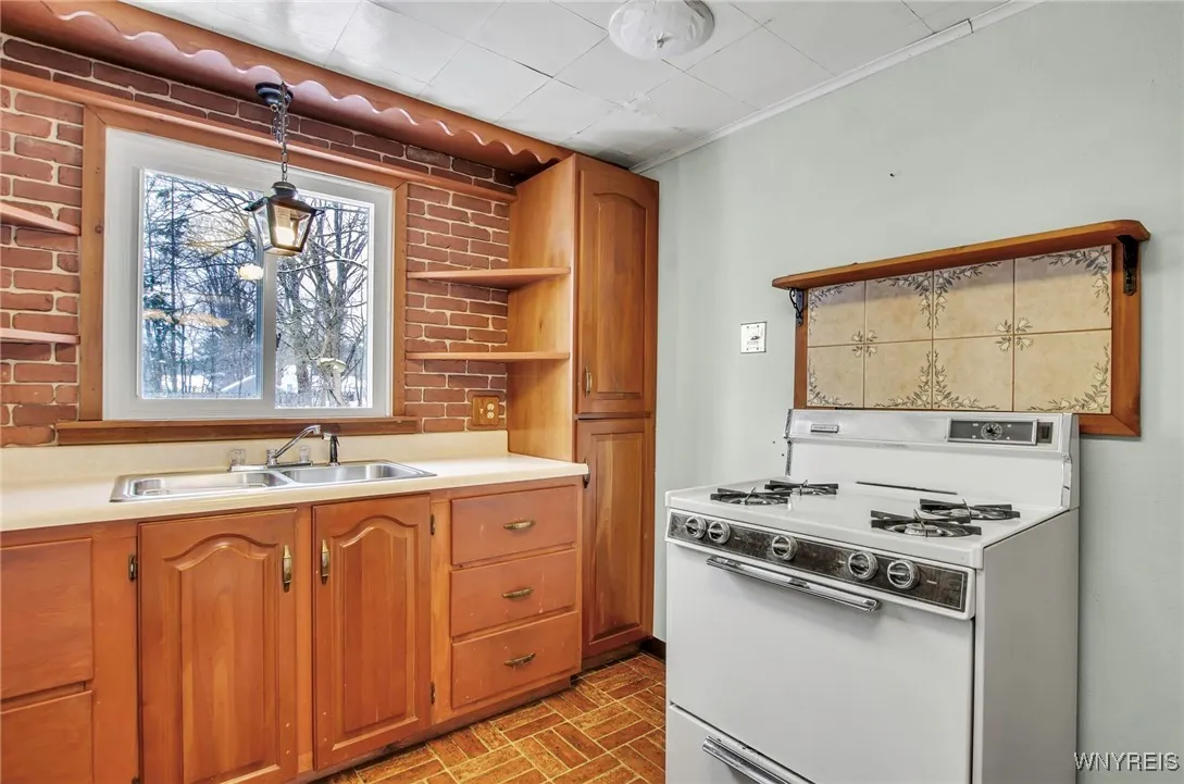 79 Buffalo Road, Aurora, New York 14052, Aurora, New York 14052, 3 Bedrooms Bedrooms, 6 Rooms Rooms,1 BathroomBathrooms,Residential,Closed,79 Buffalo Road, Aurora, New York 14052,0,B1584364
