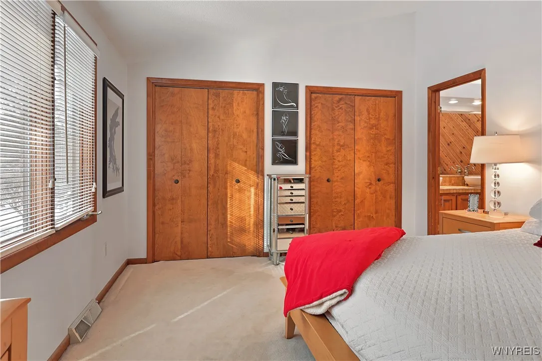 Owners suite w/closet space and bathroom