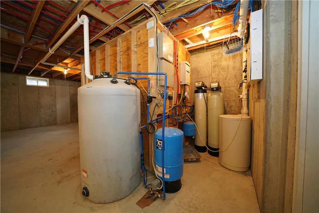 Water storage tank, bladder tank, ADT equipment andwater softener